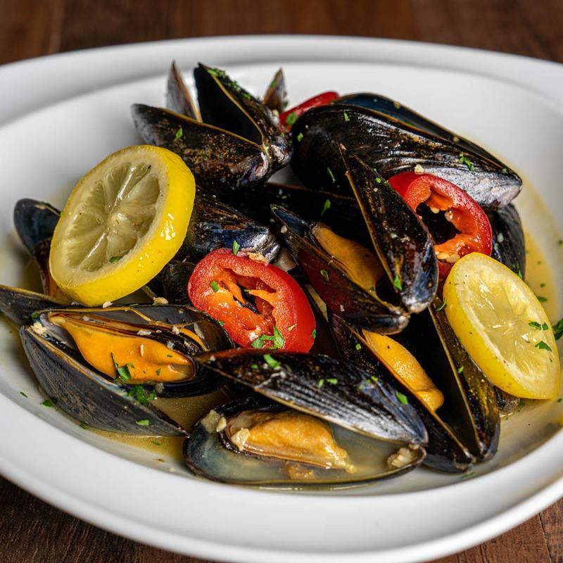 Mydia saganaki mussels in spicy white wine lemon sauce