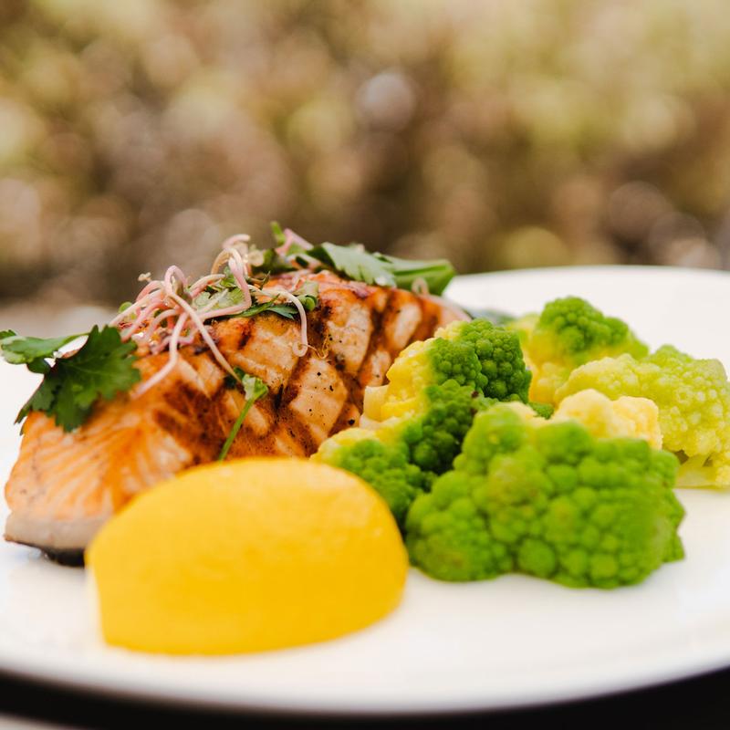 Grilled fish fillet with lemon and green vegetables